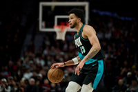 命中大号压哨两分！卡马拉半场8中5拿到12分3板1助