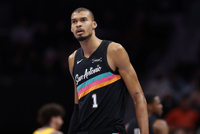 费尔顿：文班能到乔鲨科詹那个级别 不会再见到他这种球员了