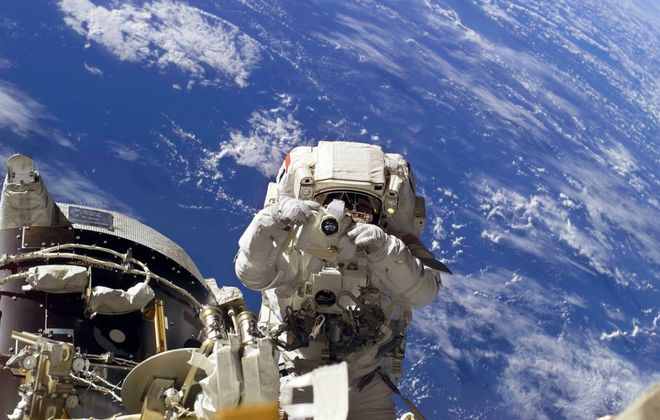 （宇航员在太空中使用尼康D5相机，来源：NASA）