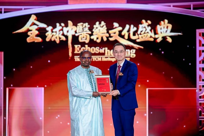 中国首位外籍中医博士迪亚拉（左）