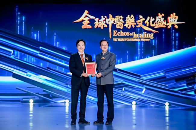 美国硅谷阳气整合医学中心首席执行官李宗恩（左）
