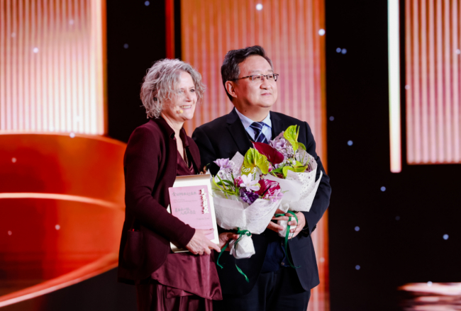 注册西医、1991年成为针灸师的瓦莱利亚（左）