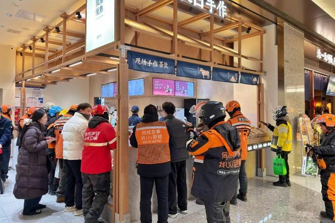 ▲千问发券让不少奶茶门店纷纷爆单。图 / 视觉中国