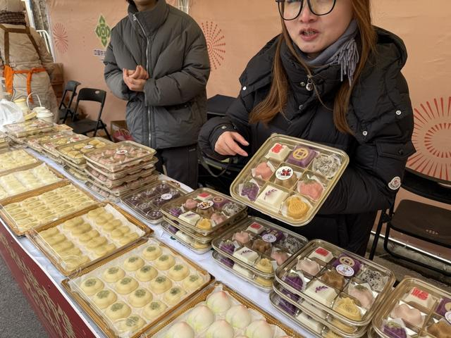 摊位上的各色米糕。沈思怡 摄