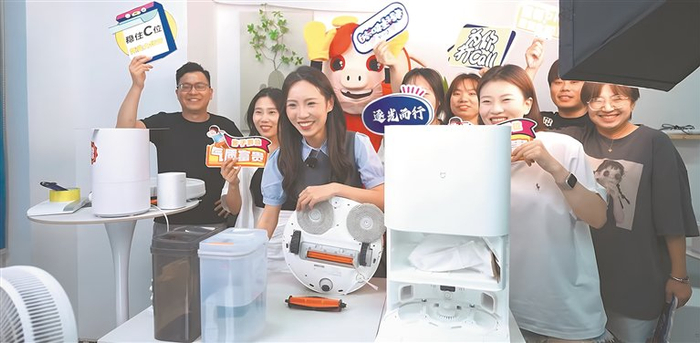 　　海一云商借助2000多名素人主播，以“店播”闯市场。郑州市二七区委宣传部供图