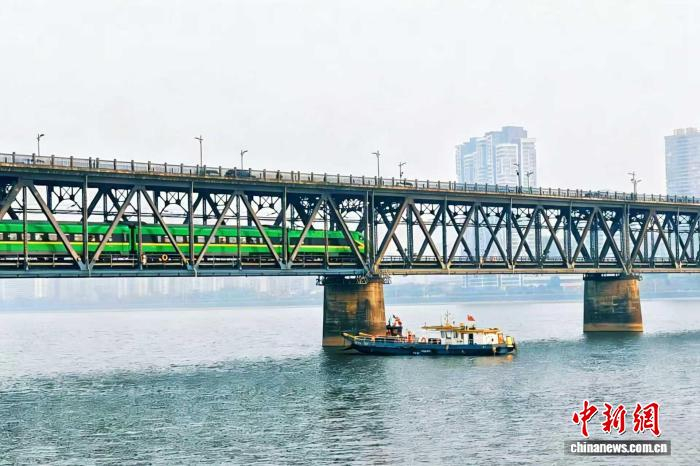 桥梁检测队伍正在检测钱塘江大桥。中国铁路济南局集团公司铁道战备舟桥处供图