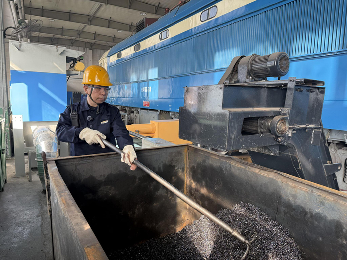 田云亭在清理镟下来的铁屑。王嵩/摄