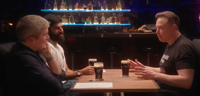 ▲约翰·科利森（左一）、沃克什·帕特尔（左二）、埃隆·马斯克（右一）