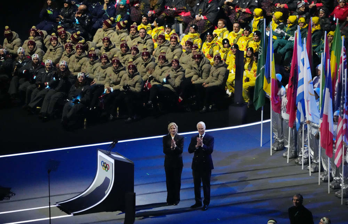 　　2月6日，国际奥委会主席考文垂（左）和米兰-科尔蒂纳冬奥会组委会主席乔瓦尼·马拉戈在开幕式上。新华社记者 赖向东 摄