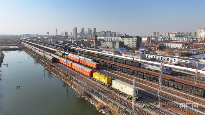 一列宿营车停靠在东明站（央广网发  蔡博文  摄）