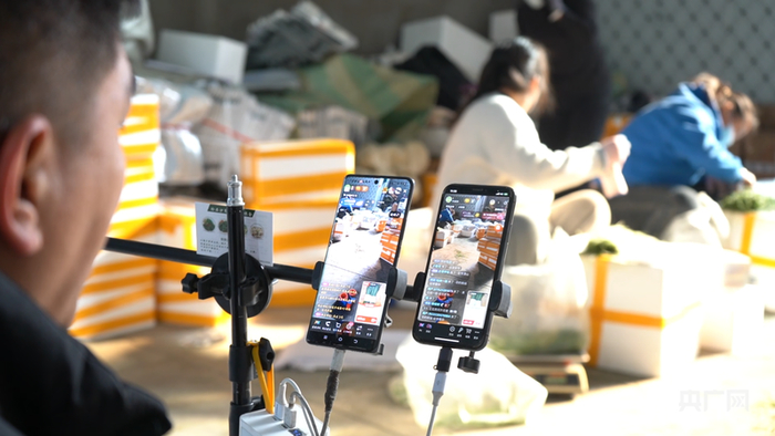 返乡青年叶东正在通过直播销售农特产品（央广网记者  魏晋雪  摄）