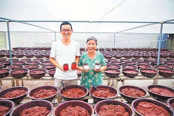 　　郑州市非物质文化遗产“奶奶的酱”通过直播即将进军海外市场。中牟新区党工委宣传部供图