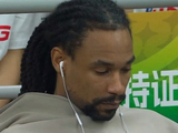 杜锋曾把玩手机的汤杰赶出球场！萨林杰昨晚在场边戴耳机看手机