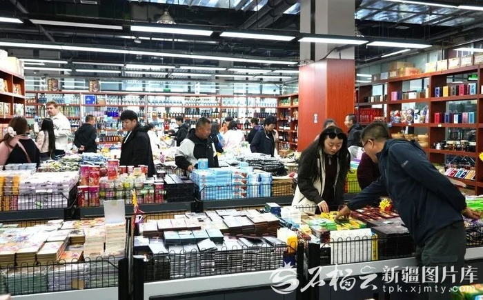 在巴克图口岸中哈边民互市丝路文化商品城，采购商与游客络绎不绝。资料图