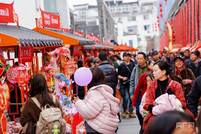 热闹的市集，人头攒动（央广网发  歙县县委宣传部供图）