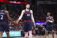 小卡：祖巴茨离开就像失去了一个兄弟 哈利复出后他有机会争冠