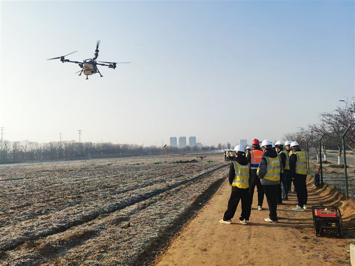 河南农业大学高素质农民农业无人机操作培训现场。