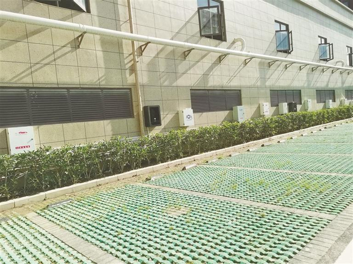 白云区“优品现代城”小区的“统建快装”充电桩。  （受访方供图）