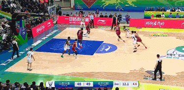 破荒！佩里侧翼接球 三分压哨命中拿到个人本场首分