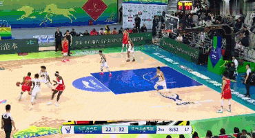 长驱直入！栾利程防守倒地&塔克直冲篮下单臂炸裂暴扣