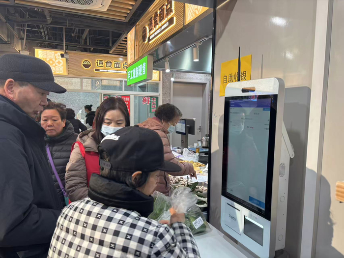 自助收银。劳动报记者陆燕婷 摄影