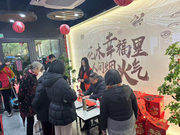 市集现场写春联为周边居民送祝福。劳动报记者陆燕婷 摄影