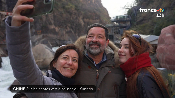 徒步队员在虎跳峡合影