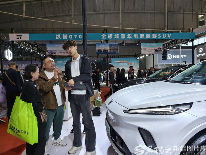 2025新疆十一国际车展现场，消费者正在看车。资料图