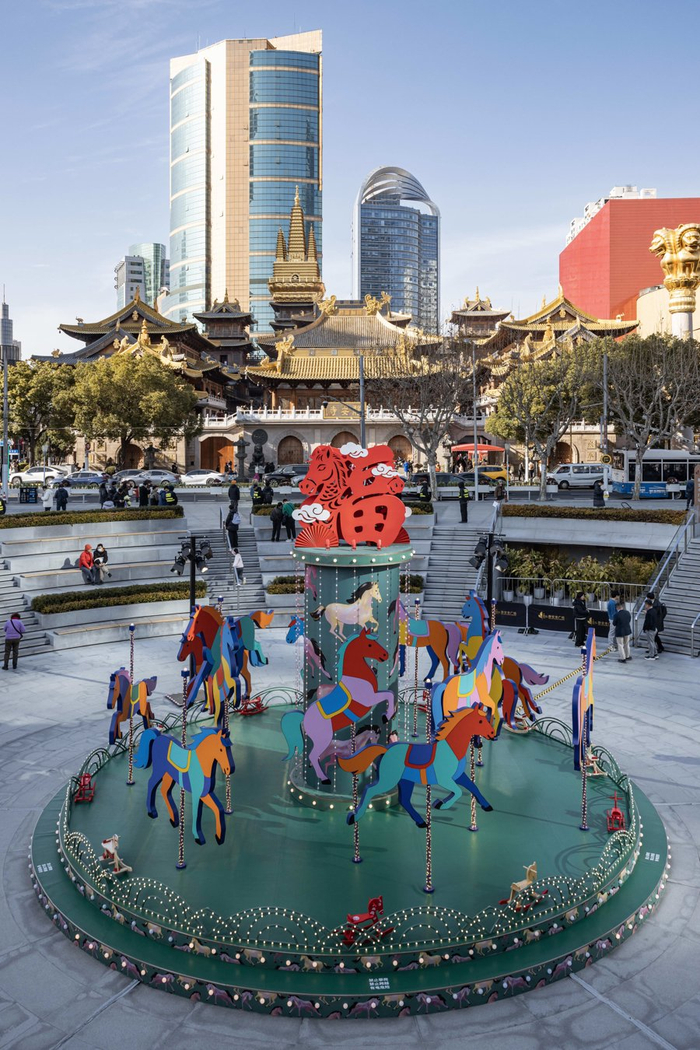 静安寺广场中心的彩色旋转木马，营造出满满的童话感
