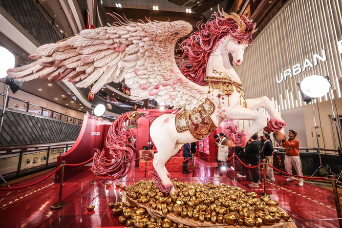 “马上有福 福满糖春”——新春糖艺奇境主题展正式启幕，4米巨型糖艺作品《天马》空降上海正大广场