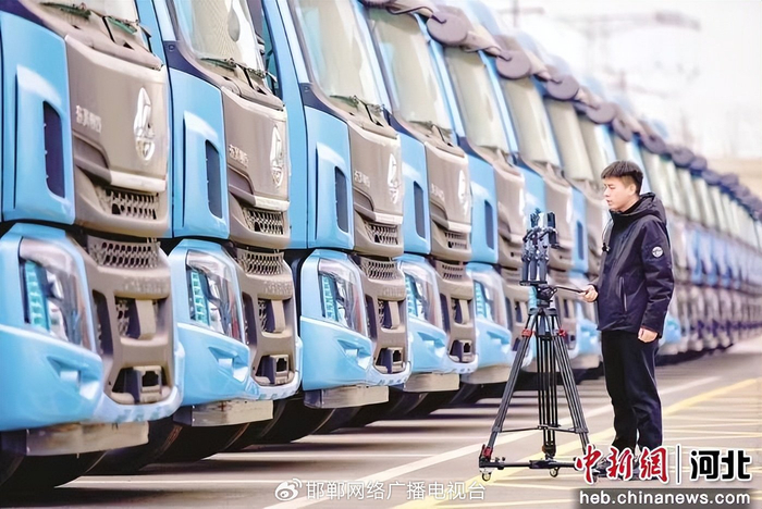 图为伯昂汽车的主播正在对新款卡车进行线上直播。 李磊 摄