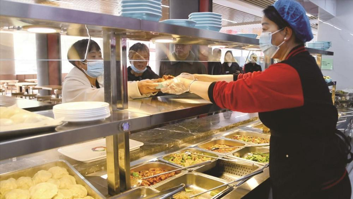     图为居民在光明西里社区餐厅用餐。                                               路北 供图