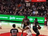 这比杨瀚森本人还高兴啊！杨瀚森上篮得分 韦斯利激动挥拳庆祝！