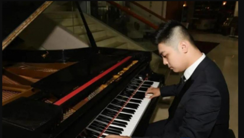 青年作曲家刘泽锴对于把二胡名曲《赛马》改编成西乐五重奏颇有心得