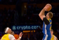 刚刚转正！帕特·斯潘塞抢断斯玛特 随后急停跳投两分到手