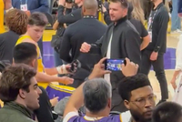 “呦” 哥们等你半天了！东契奇摆着姿势久久等待里夫斯拉钩回应