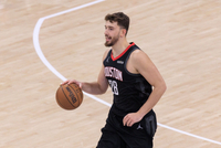 组织可以！申京首节2中0没得分 但有4篮板6助攻且0失误