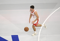 太低级！谢泼德传球被华莱士抢断 后者飞身扣篮迫近比分