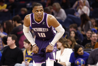 稳一稳！威少连续三分球不中 国王多次前场篮板喊出暂停