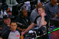 火眼金睛！双方拼抢出界给独行侠球 马刺挑战成功拿回球权