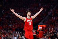 防守也卖力！申京守护篮筐 连续送出大帽