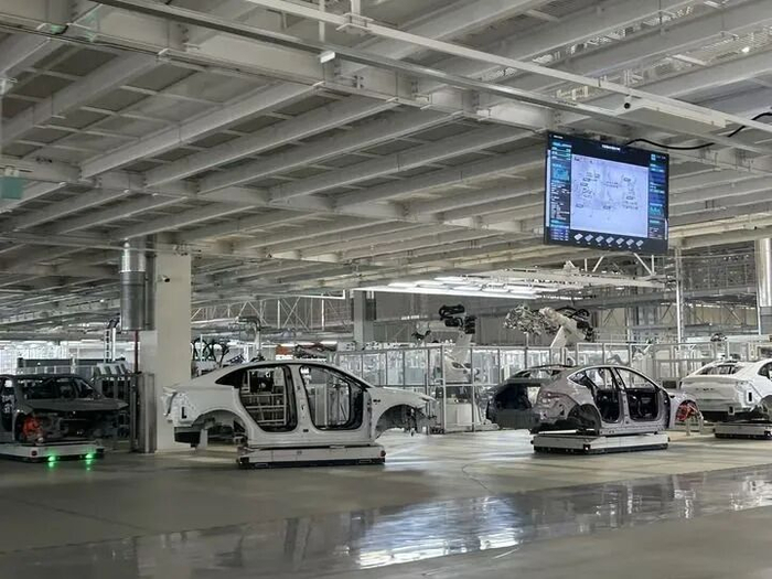 安徽合肥市新桥智能电动汽车产业园蔚来第二工厂内拍摄的新能源汽车生产线。新华社记者吴慧珺 摄