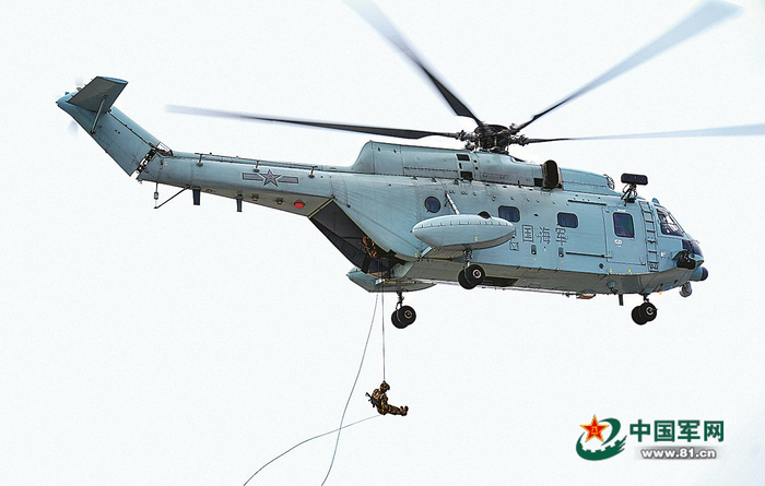 　　官兵开展机降训练。