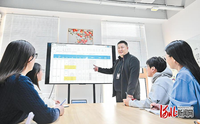 2月4日，谷聪（右三）在河北顺丰速运有限公司总部的一间会议室与同事交流工作。 河北日报记者 史晟全摄
