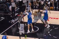 文班惊天大帽弗拉格 后者摊手抱怨干扰球 回头被文班反击空接暴扣