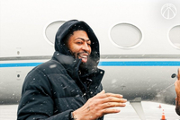 浓眉抵达华盛顿！参观奇才更衣室拍摄定妆照 手部仍带着护具