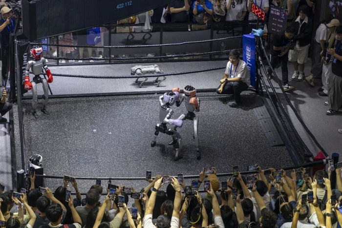 此前，宇树人形机器人拳击格斗比赛现场。