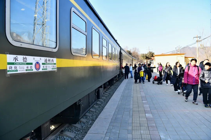 在兴隆六道河火车站，许多下车旅客正前往集市，置办各类年货。