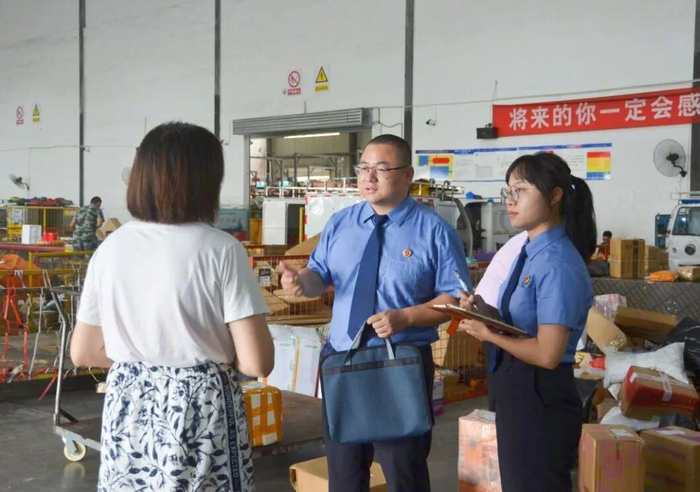 2025年8月，办案检察官实地走访辖区快递企业。