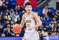 媒体人：孙铭徽距腓前韧带撕裂 休息的时间要以月计了 非常不走运